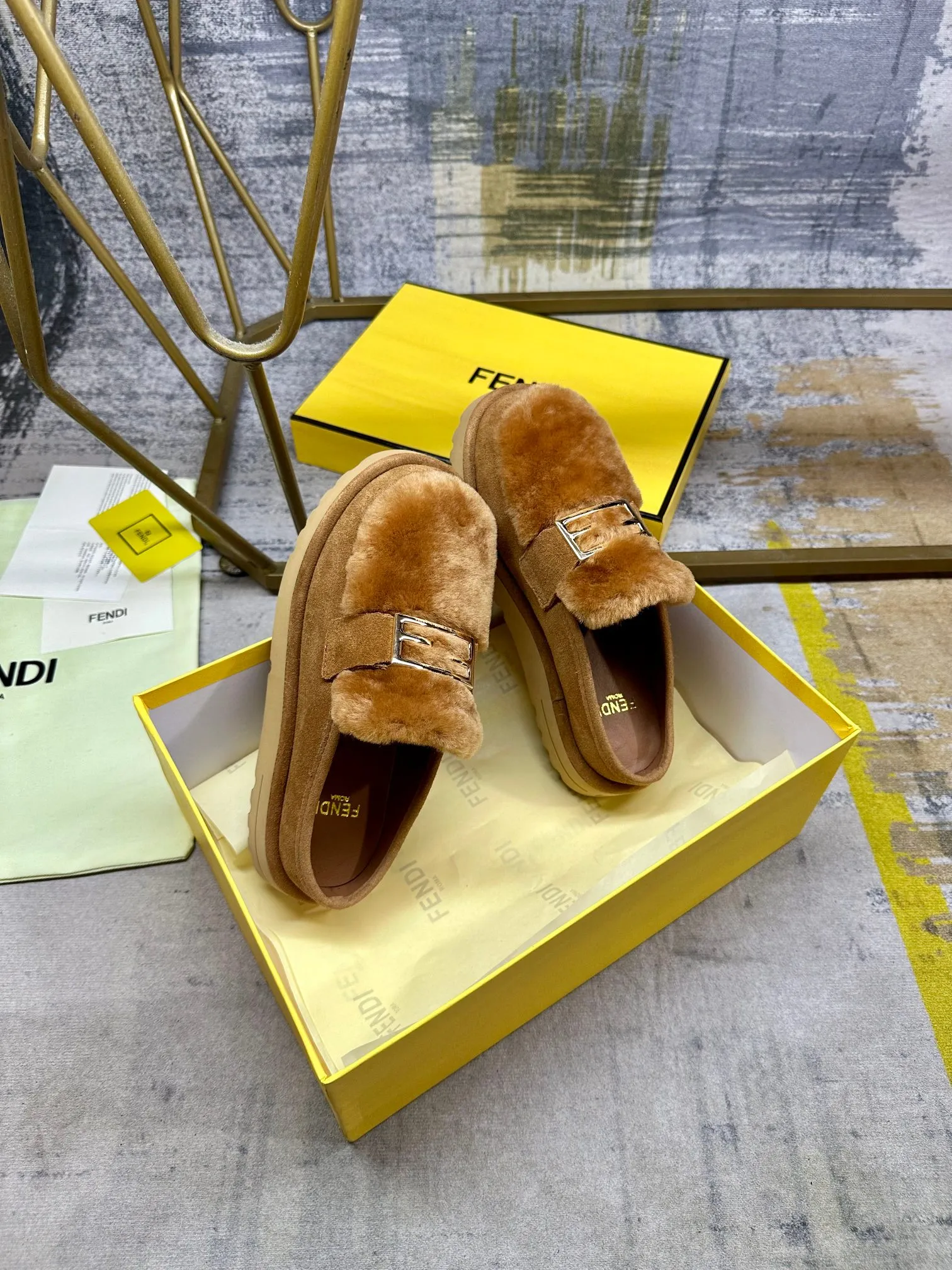 p518🐮🐮FENDI’s latest après-ski casual round-toe flat shoes. Made of black suede material, with straight fur tongue of the same color. Decorated with Baguette hardware in gold-finish metal. Thick black non-slip sole with FENDI logo on the heel, women's sizes 35-40, men's 39-45